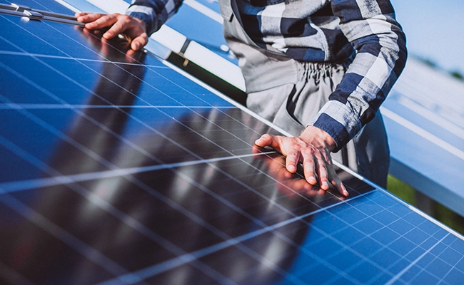 homem instalando placas de energia solar