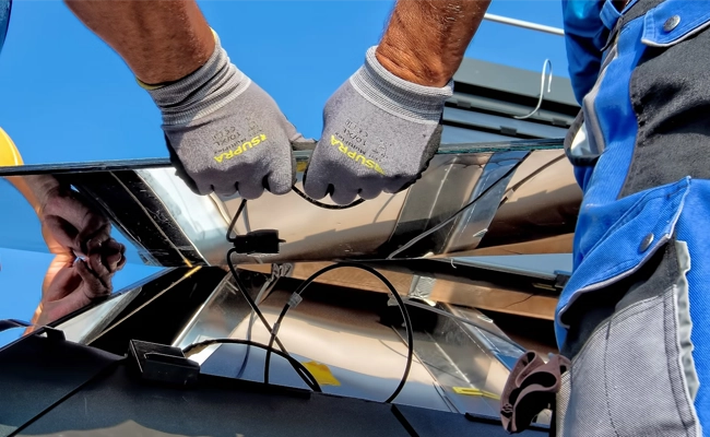 dois homens intalando placas solares